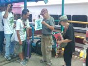 Aksi Pembebasan Daniel, Ortu Terdakwa Daniel Bagikan Poster pada Wisatawan