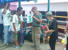 Aksi Pembebasan Daniel, Ortu Terdakwa Daniel Bagikan Poster pada Wisatawan