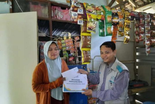YBM PLN UIK Tanjung Jati B Salurkan Bantuan Kepada Pedagang Kecil di Desa Tubanan