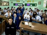 Tim PkM Mahasiswa Ilkom USM Beri Pelatihan Fotografi Jurnalistik di SMA Instindo Semarang