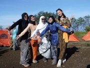 EIGER Adventure : 100 Perempuan Indonesia Rayakan Hari Kartini Berkebaya di Puncak Gunung Kembang