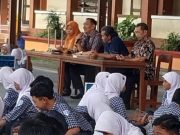 286 Siswa SMPN 1 Mayong Latihan Mengukir Gerabah