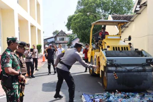 Polresta Surakarta Musnahkan Ciu dan Knalpot Brong Hasil Operasi