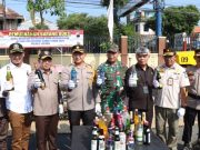 Ribuan Botol Miras dan Ratusan Knal Pot Brong Dimusnahkan