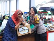 Memperingati Hari Kartini, Polwan Polres Klaten Bagikan Paket Sembako untuk Perempuan Pekerja dan Pedagang Pasar