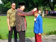 Momen Hardiknas, Kyai Mansyur Kalungkan Medali Emas Kompetisi Matematika Dunia 2024 pada Raee