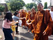 Senyum dan Bunga dari Petani, Semangat Bhikkhu Thudong Lakukan Perjalanan Spiritual