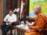 Puluhan Bhikkhu Thudong Tiba di Semarang, Pj Gubernur Jateng Sambut dan Dampingi hingga Waisak