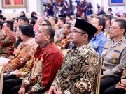 Jokowi Serahkan Penghargaan pada Kemenag RI