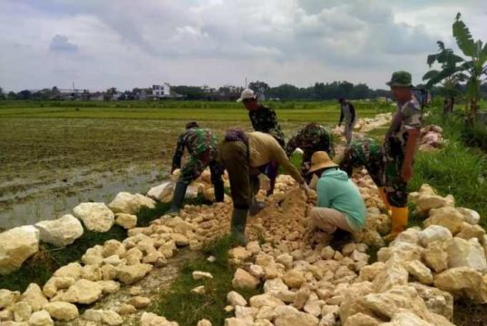 Pra-TMMD Kejar Target, TNI dan Warga Terus Kebut Pembangunan Jalan Makadam