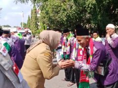 Bupati Grobogan Lepas Keberangkatan Jamaah Calon Haji, Pesannya: Pakai Slayer Kabupaten Grobogan