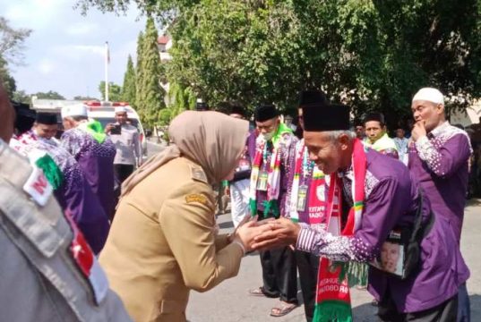 Bupati Grobogan Lepas Keberangkatan Jamaah Calon Haji, Pesannya: Pakai Slayer Kabupaten Grobogan