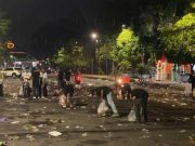 Ultras Garuda Batang Bersihkan Sampah Usai Nobar