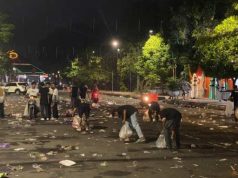 Ultras Garuda Batang Bersihkan Sampah Usai Nobar