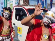 PLN Surakarta Bersama Punakawan Berikan Edukasi Kelistrikan di Karnaval HUT Ke-278 Sragen