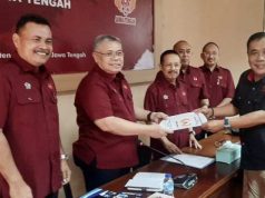 Ketua KONI Jateng Serahkan SK Gubernur Jateng ke Penyelenggara Porprov XVII/2026