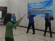 Pelatihan Senam Stik bersama Warga Kalibanteng Kulon
