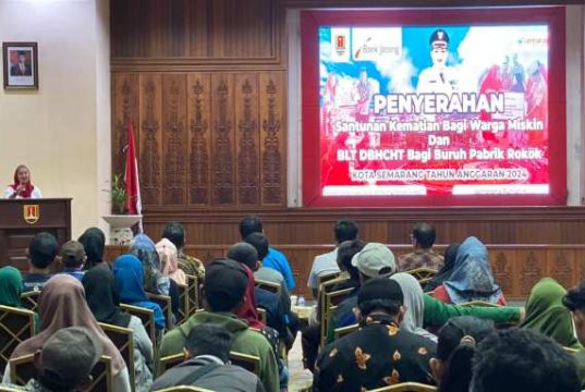 Serahkan Santunan Kematian bagi Warga Miskin dan BLT DBHCHT Buruh Rokok