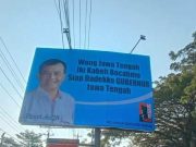 Kelompok Relawan Bocahe Bapak Pasang Baliho Bergambar Ahmad Luthfi di Beberapa Titik Lokasi