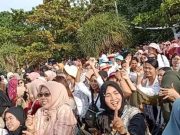 Ratusan Perempuan Berkebaya Larut dalam Joged Pop Ambyaran di Pantai Bandengan