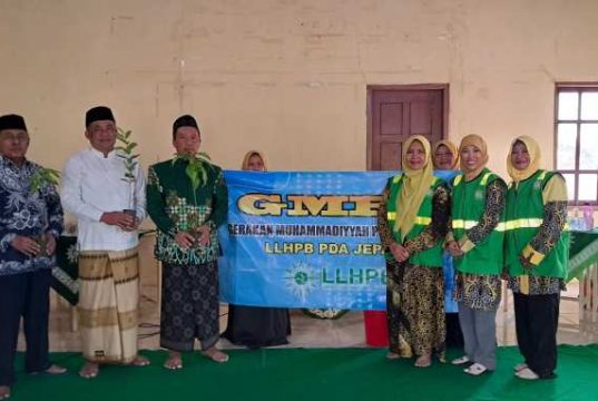 Antisipasi Krisis Ikilm, Relawan Aisyiyah Jepara Tanam Pohon di Pondok Pesantren Nurul Ilmi.
