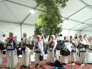 Tinggalkan Arafah, Menggendong Koper dengan Kain Jarik Khas Wonogiri