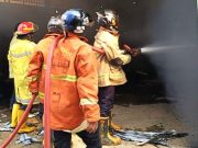 Garasi Diamuk Api, Dua Mobil Terbakar dan Seorang Luka