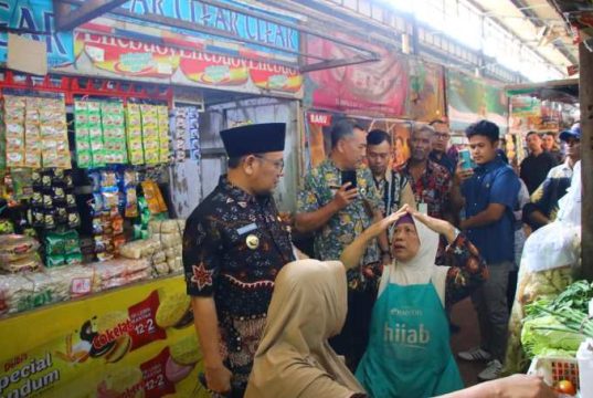 Pantau Harga Kebutuhan Pokok, Pj Bupati Kudus Hasan Chabibie sidak Pasar Jember