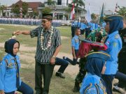 Wabup Sragen Lantik Siswa Taruna Angkatan I SMKN 1 Plupuh Wabup Suroto menyiram air kembang di kepala siswa menandai pelantikan Taruna Angkatan I SMKN 1 Plupuh, di Lapangan Widoro Sakti, Selasa (11/6/2024).Foto: Anind