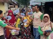 Cuaca Panas, Papera Kudus Bagikan Kipas Bergambar Sudaryono ke Pedagang Pasar