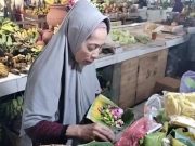 Mbah Tumari, Pelestari Kembang Sesaji di Pasar Batang