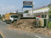 Truk Parkir Bermuatan Tebu Terguling Diseruduk Truk Tronton di Dayuhan Sragen