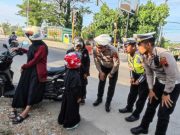 Satlantas Grobogan Bagikan Helm dan Coklat untuk Pengendara Sepeda Motor