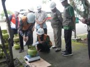 Pertamina Patra Niaga dan Disdagkop UKM Kendal Periksa Isi Tabung Elpiji 3 kg