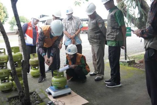 Pertamina Patra Niaga dan Disdagkop UKM Kendal Periksa Isi Tabung Elpiji 3 kg