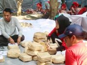 Patuhi Imbauan Pemerintah, MAJT Bagikan Daging Kurban Gunakan Pembungkus Ramah Lingkungan