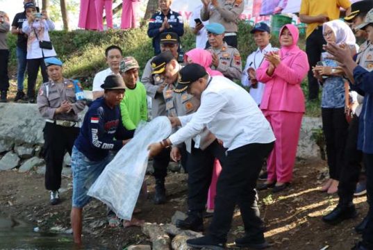 Sambut Hari Bhayangkara, Polres Kudus Tebar 10.000 Benih Ikan Nila