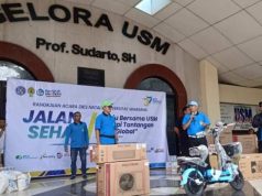 Peserta Jalan Sehat USM Pesta Doorprize