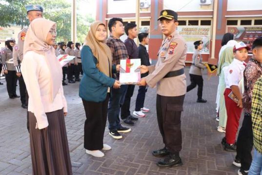Polres Kudus Berikan Beasiswa bagi 16 Putra Putri Anggota yang Berprestasi
