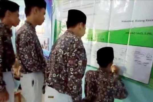 Warga Madrasah Aliyah Al Kahfi Jepara Deklarasi Komitmen Madrasah Aman dan Sehat