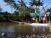 Jembatan Gantung Ngembik Dibongkar, Warga Manfaatkan Rakit Gethek gethek