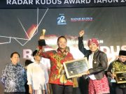 Peduli Difabel, Kapolres Jepara Raih Penghargaan Radar Kudus Awards 2024