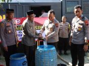 Warga Clering Alami Kekeringan, Polisi Bantu Air Bersih