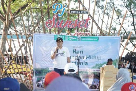 Di Pantai Pj Sunset, Pj Bupati Jepara Gelar Aksi Bersih Pantai