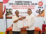 Dekat dengan PKS, Bupati Kebumen Serahkan Formulir Pendaftaran