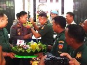 Tentara Mengusung Tumpeng Perayaan HUT Bhayangkara