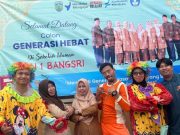 Jadikan Sekolah Ramah Anak, Guru Jadi Badut Saat Sambut Peserta Didik