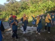 Para Adiyuswa Berkemah Menari Menyanyi dan Saling Ledek di Tepi Sungai Bedegolan