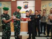 Hari Bhayangkara, Yonif 410 Berikan Kejutan Tumpeng dan Kue Ulang Tahun ke Polres Blora