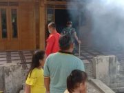 Puskesmas dan Babinsa Tunjungan Basmi Sarang Nyamuk dengan Pengasapan